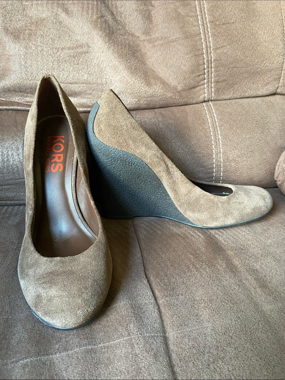 MICHAEL KORS Brown Suede Rounded-Toe Heel Pump - Picture 2 of 8